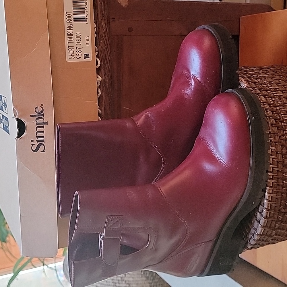 Simple maroon/oxblood in color leather short touring boot worn twice awesome
